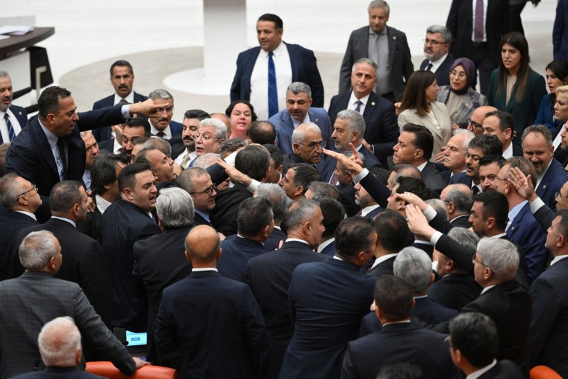 Meclis'te bir kavga daha: 'Ayı gibi oturuyorsun' - Resim: 28