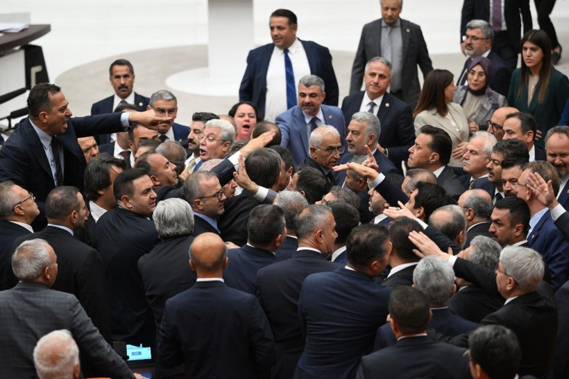 Meclis'te bir kavga daha: 'Ayı gibi oturuyorsun' - Resim: 29
