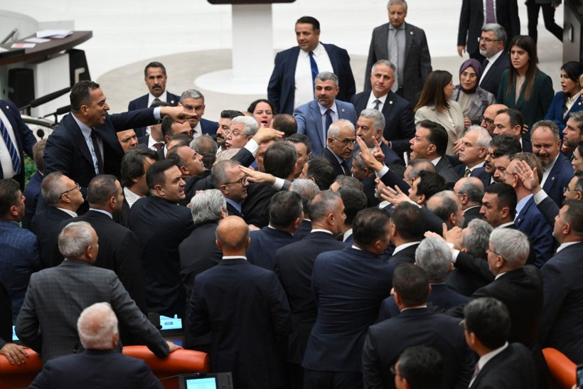 Meclis'te bir kavga daha: 'Ayı gibi oturuyorsun' - Resim: 30