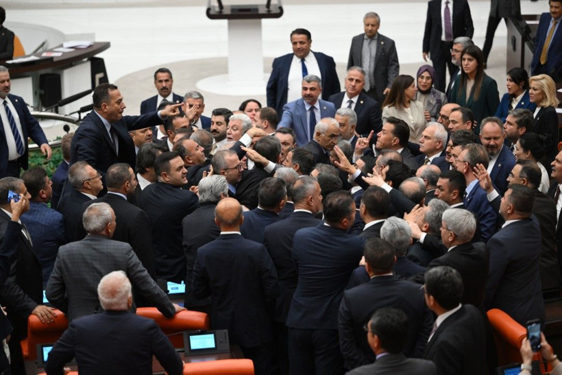 Meclis'te bir kavga daha: 'Ayı gibi oturuyorsun' - Resim: 31