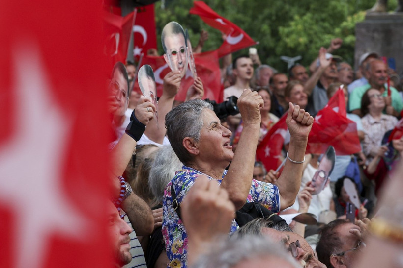 Özgür Özel, 'gecenin sürprizi' diyerek anket sonuçlarını açıkladı - Resim : 22