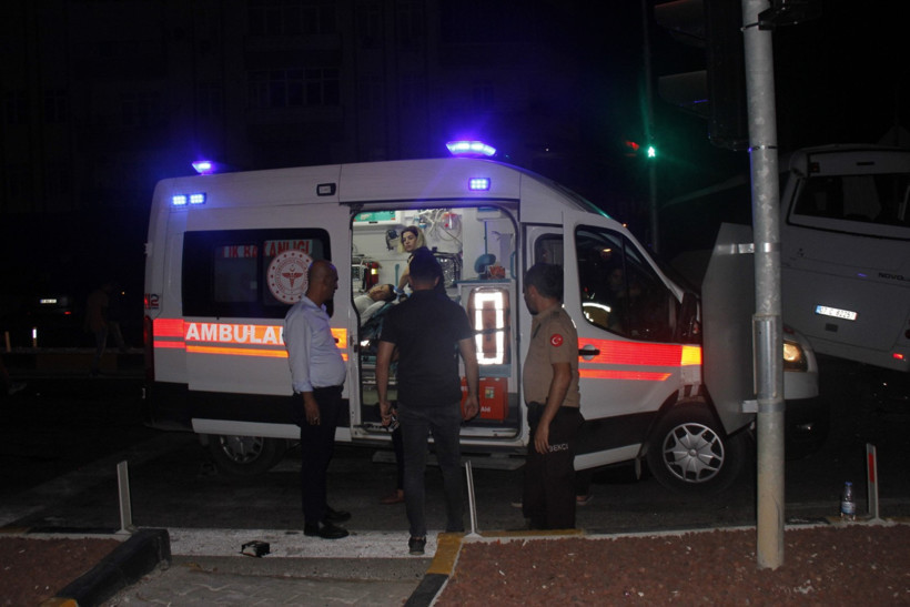 Tur ve servis midibüsleri çarpıştı: Gece yarısı Serik’te trafik felç oldu - Resim : 1