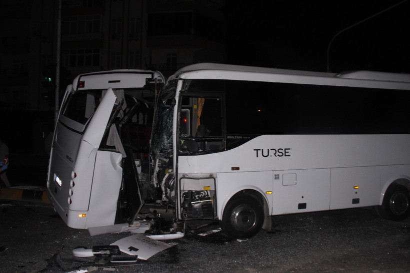 Tur ve servis midibüsleri çarpıştı: Gece yarısı Serik’te trafik felç oldu - Resim : 2