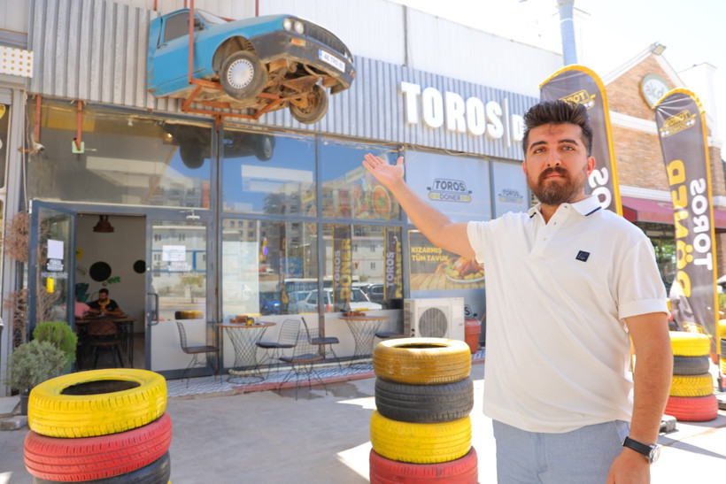 Anısı yarım kalmadı: Depremde kaybettiği aracın sağlam kısmını dükkanına monte etti - Resim : 1