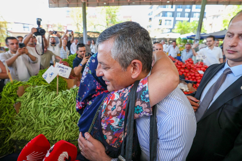 Özgür Özel pazara indi, bir dokundu bin ah işitti - Resim: 9