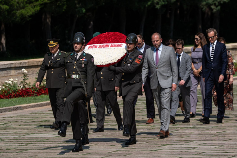 Belçikalı bakandan Atatürk'e saygı: Anıtkabir'de diz çöktü - Resim: 2