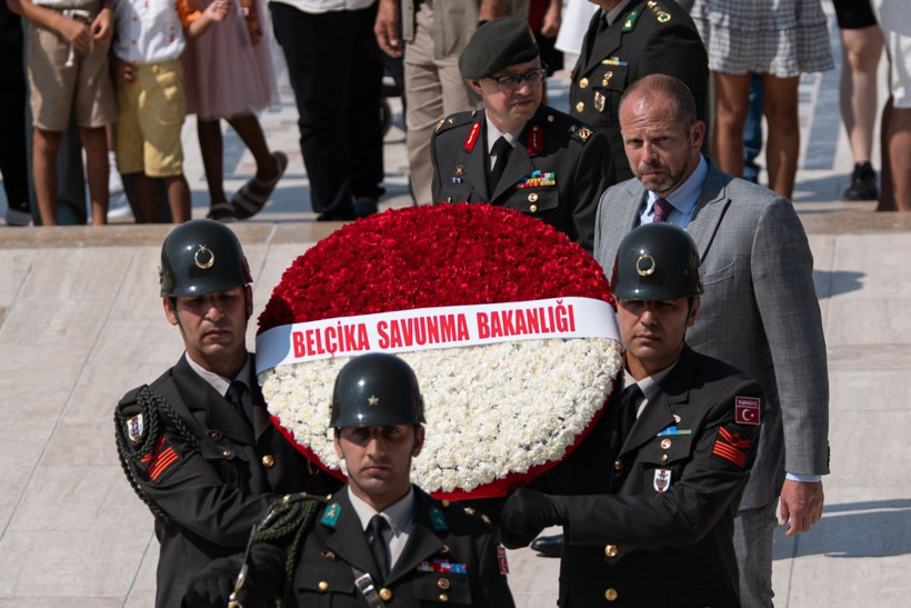 Belçikalı bakandan Atatürk'e saygı: Anıtkabir'de diz çöktü - Resim: 4