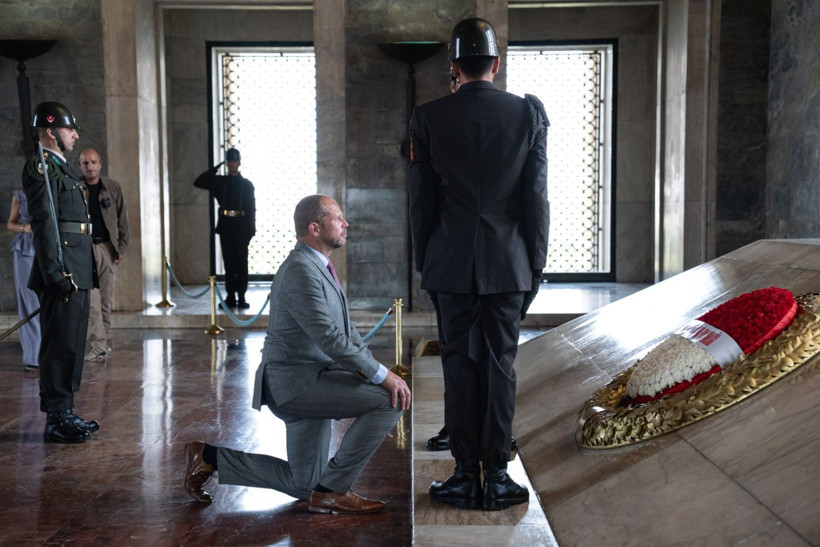 Belçikalı bakandan Atatürk'e saygı: Anıtkabir'de diz çöktü - Resim: 3