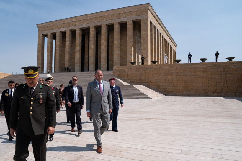 Belçikalı bakandan Atatürk'e saygı: Anıtkabir'de diz çöktü - Resim: 8