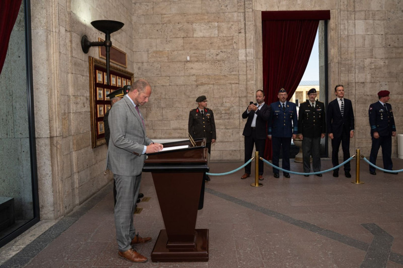 Belçikalı bakandan Atatürk'e saygı: Anıtkabir'de diz çöktü - Resim: 9