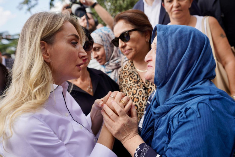 Tutuklu yakınları Saraçhane'de buluştu, Dilek İmamoğlu'nun sesi titredi - Resim : 1