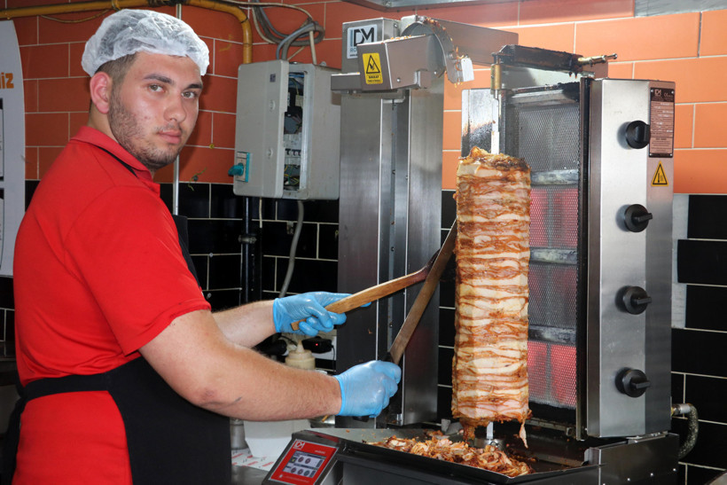 40 derece sıcakta 80 derecelik ocakta çalışıyorlar - Resim : 1