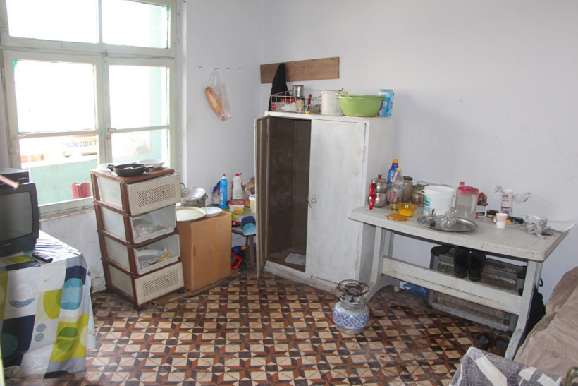 Aynı gün evini ve eşini kaybetti: Depodan bozma tek odalı evde yaşıyor - Resim : 1