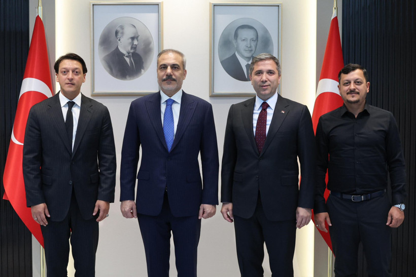 AKP'li Mesut Özil'den Bahçeli'ye ziyaret - Resim : 2