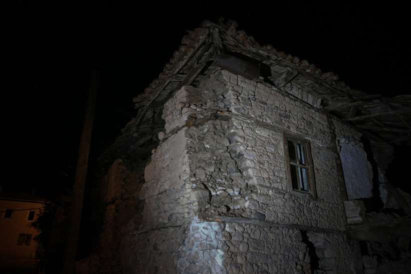 Depreme yakalananlar o anları anlattı: 'Duvarlar çöktü, toz bulutu sardı' - Resim : 2