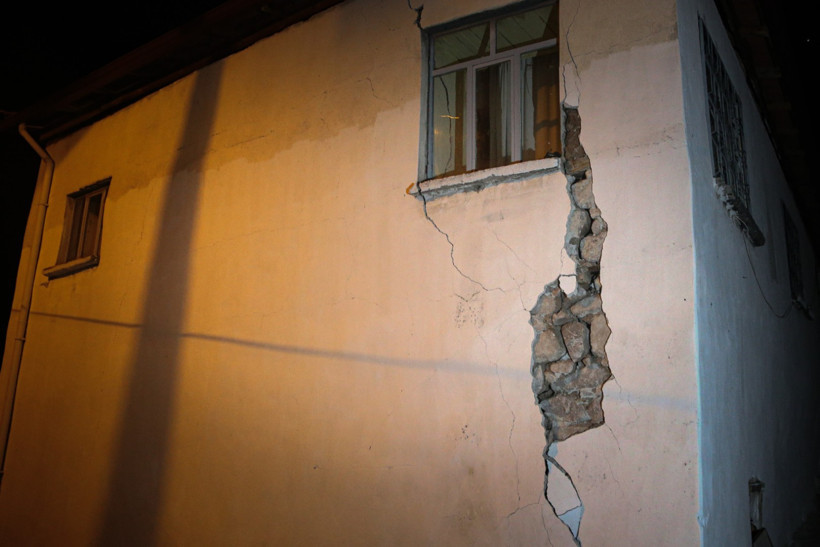 Depreme yakalananlar o anları anlattı: 'Duvarlar çöktü, toz bulutu sardı' - Resim : 5