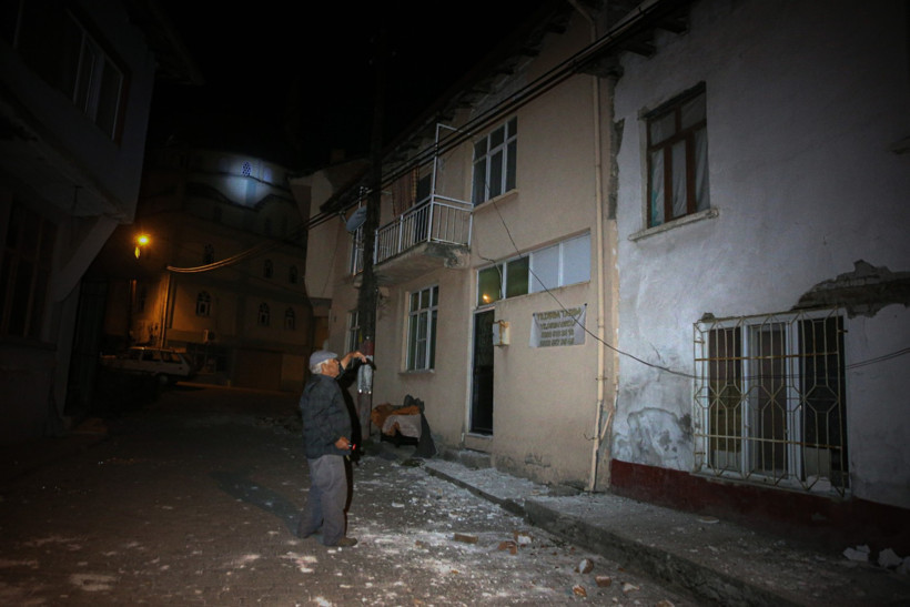 Depreme yakalananlar o anları anlattı: 'Duvarlar çöktü, toz bulutu sardı' - Resim : 3