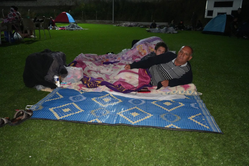 Balıkesir'de deprem sonrası vatandaşlar geceyi sokakta geçirdi - Resim: 8