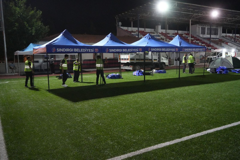 Balıkesir'de deprem sonrası vatandaşlar geceyi sokakta geçirdi - Resim: 9