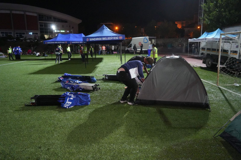 Balıkesir'de deprem sonrası vatandaşlar geceyi sokakta geçirdi - Resim: 10