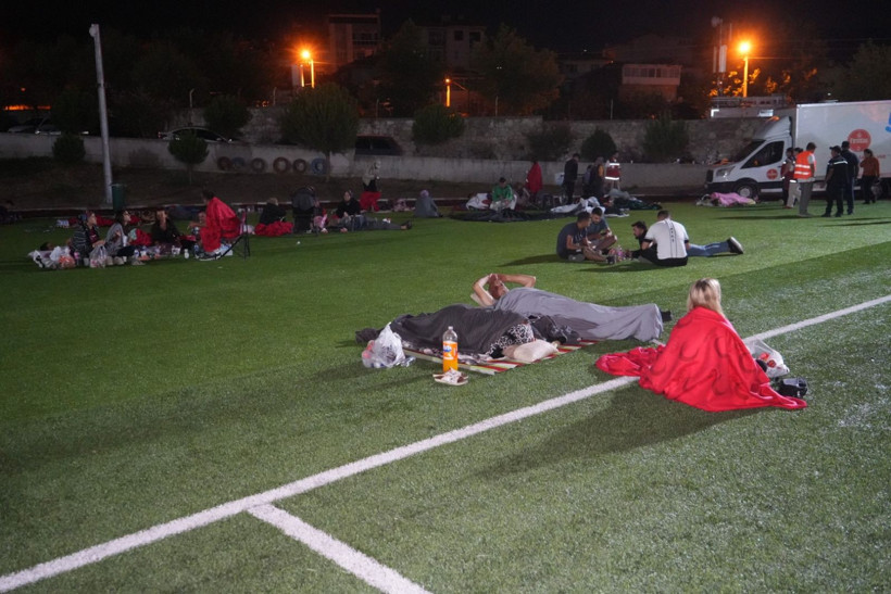 Balıkesir'de deprem sonrası vatandaşlar geceyi sokakta geçirdi - Resim: 11