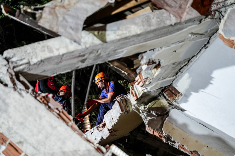Balıkesir Sındırgı depreminden can yakan kareler - Resim: 2