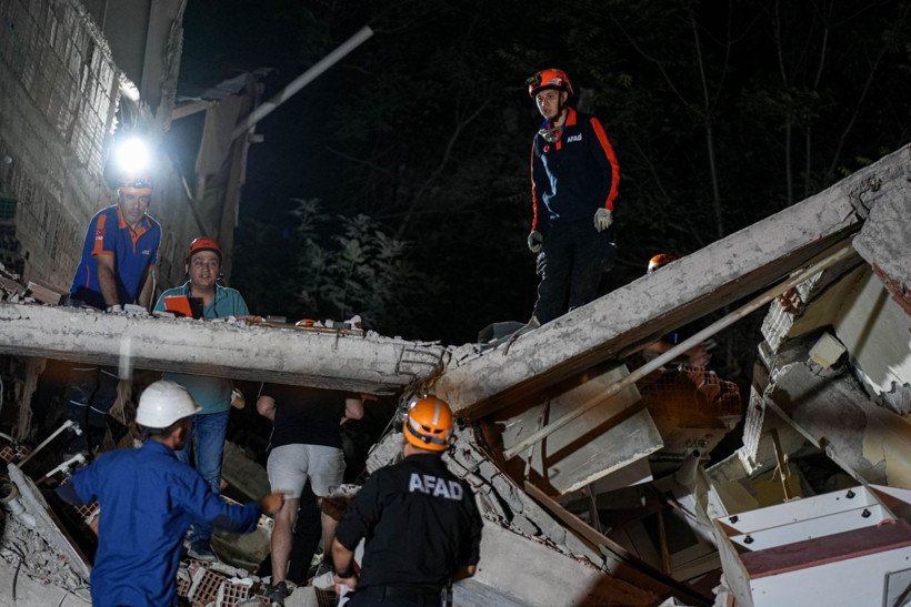 Balıkesir Sındırgı depreminden can yakan kareler - Resim: 19