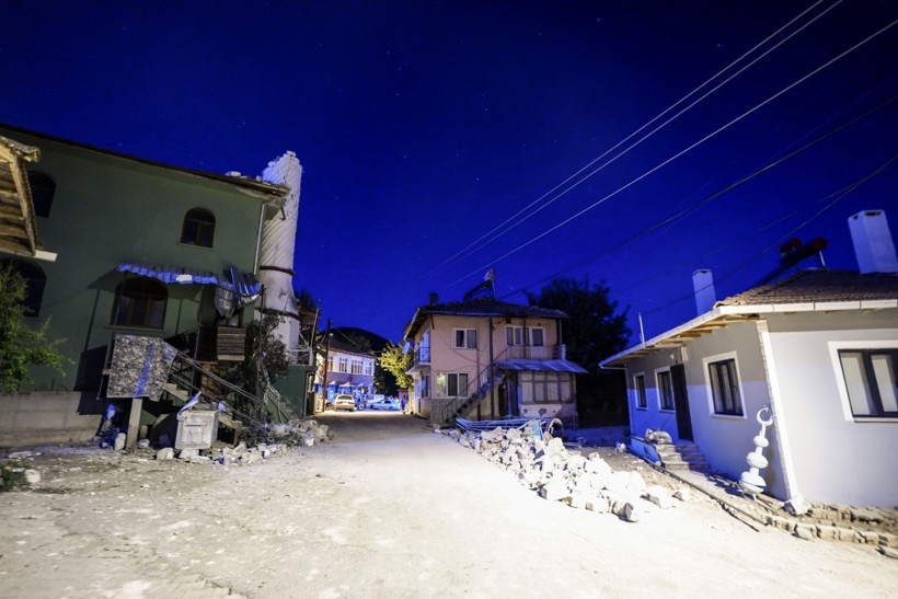 Balıkesir Sındırgı depreminden can yakan kareler - Resim: 21