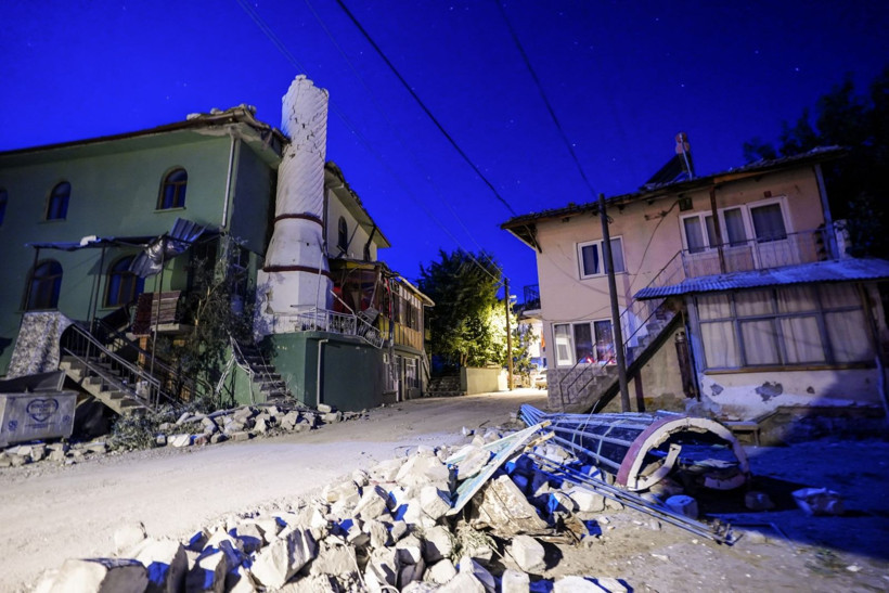 Balıkesir Sındırgı depreminden can yakan kareler - Resim: 22