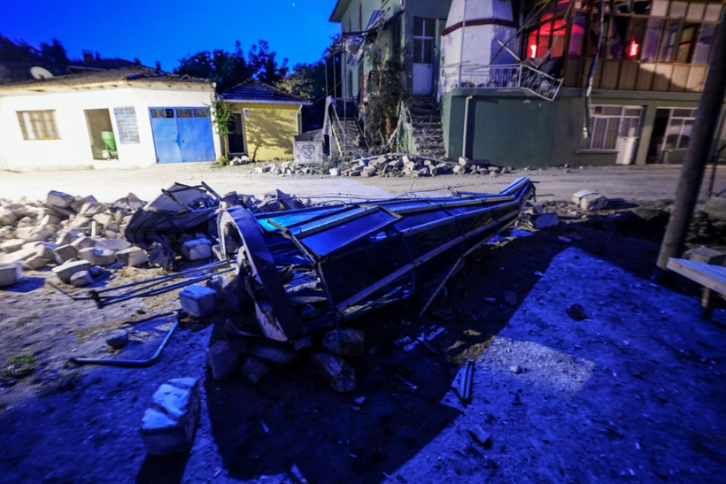 Balıkesir Sındırgı depreminden can yakan kareler - Resim: 23