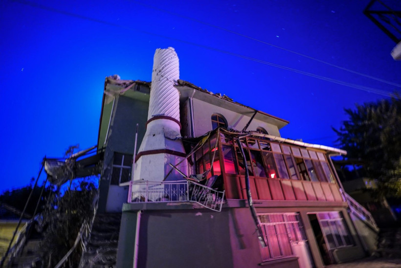 Balıkesir Sındırgı depreminden can yakan kareler - Resim: 24