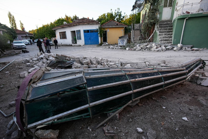 Balıkesir Sındırgı depreminden can yakan kareler - Resim: 33