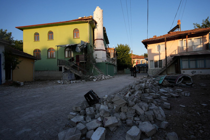 Balıkesir Sındırgı depreminden can yakan kareler - Resim: 37