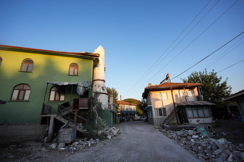 Balıkesir Sındırgı depreminden can yakan kareler - Resim: 39