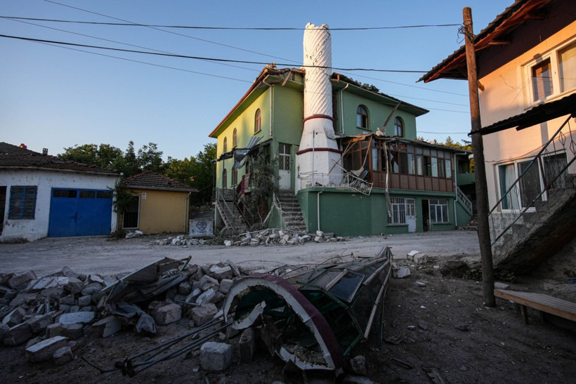 Balıkesir Sındırgı depreminden can yakan kareler - Resim: 41