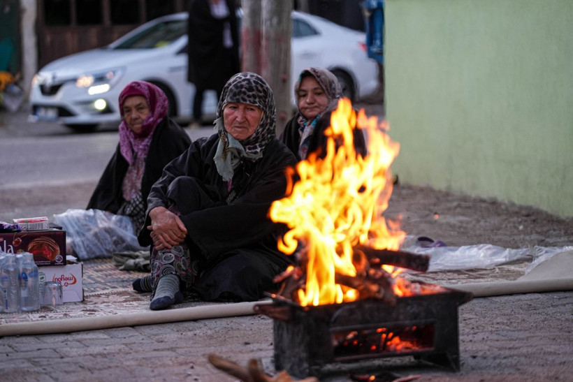 Balıkesir'de deprem sonrası vatandaşlar geceyi sokakta geçirdi - Resim: 1