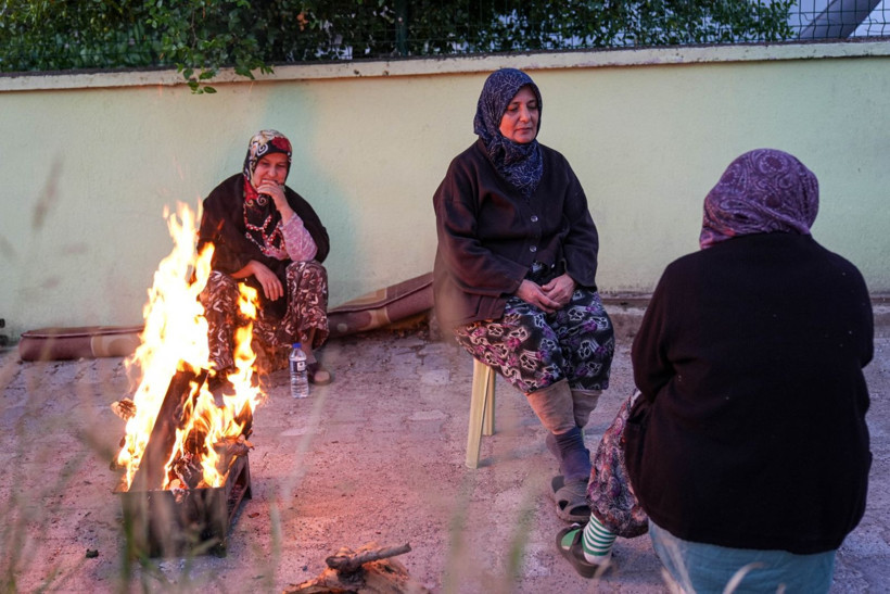 Balıkesir'de deprem sonrası vatandaşlar geceyi sokakta geçirdi - Resim: 3