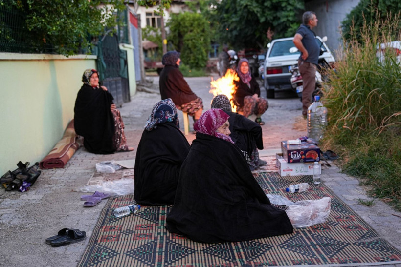 Balıkesir'de deprem sonrası vatandaşlar geceyi sokakta geçirdi - Resim: 4