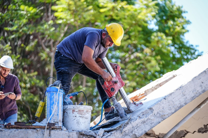 Yerle bir olan binadan karot örneği alındı - Resim: 1