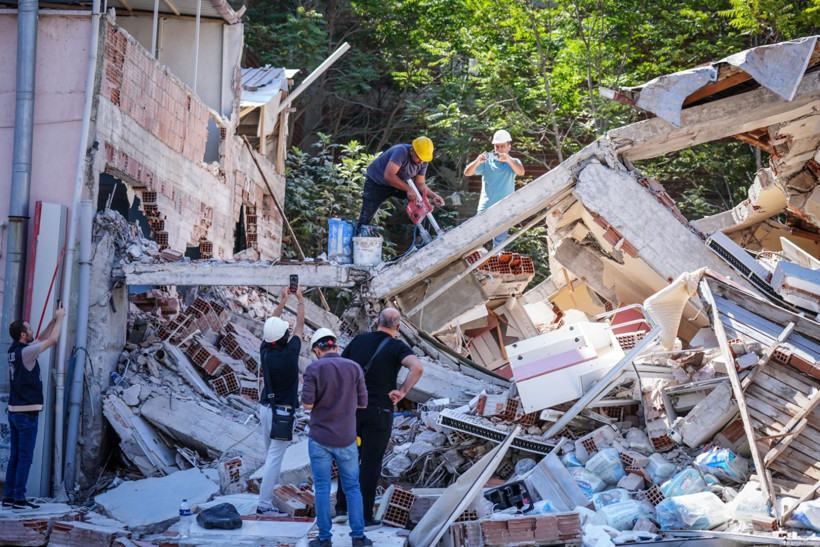 Yerle bir olan binadan karot örneği alındı - Resim: 3