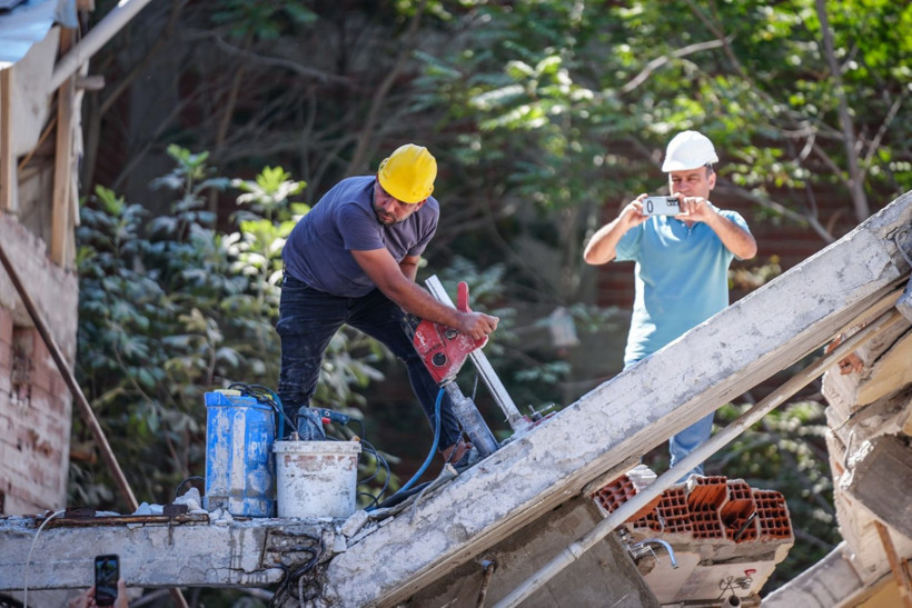 Yerle bir olan binadan karot örneği alındı - Resim: 4