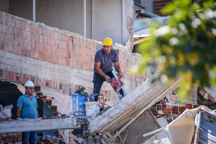 Yerle bir olan binadan karot örneği alındı - Resim: 5