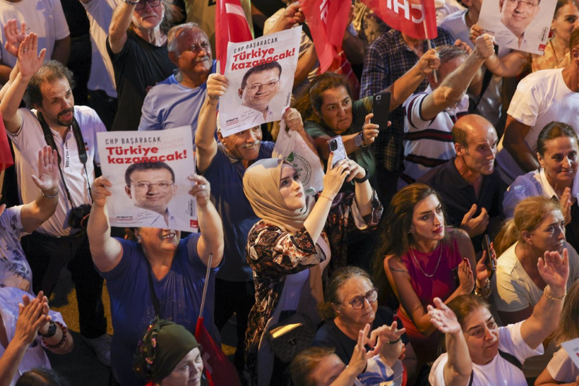 Özgür Özel saat vererek duyurdu: 'AK Parti kuruluş yıl dönümü hediyen geliyor' - Resim : 1