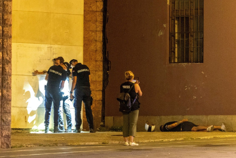 Sırbistan'da meydanlar savaş alanına döndü: Onlarca yaralı ve gözaltı var - Resim: 5