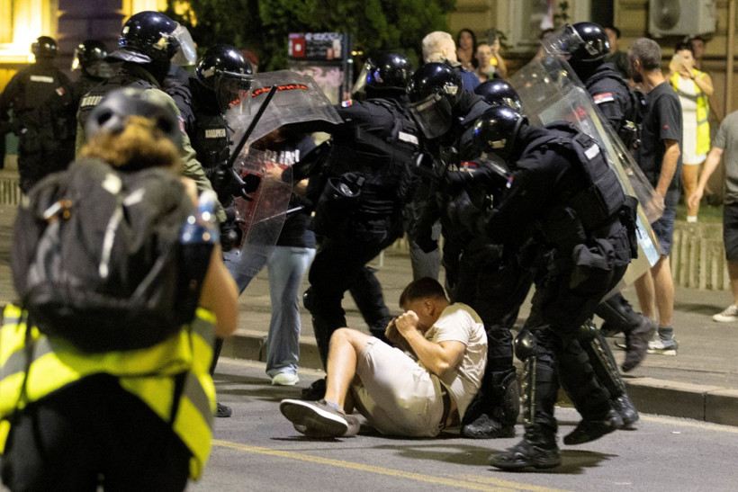 Sırbistan'da meydanlar savaş alanına döndü: Onlarca yaralı ve gözaltı var - Resim: 4
