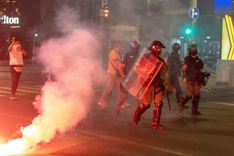 Sırbistan'da meydanlar savaş alanına döndü: Onlarca yaralı ve gözaltı var - Resim: 1