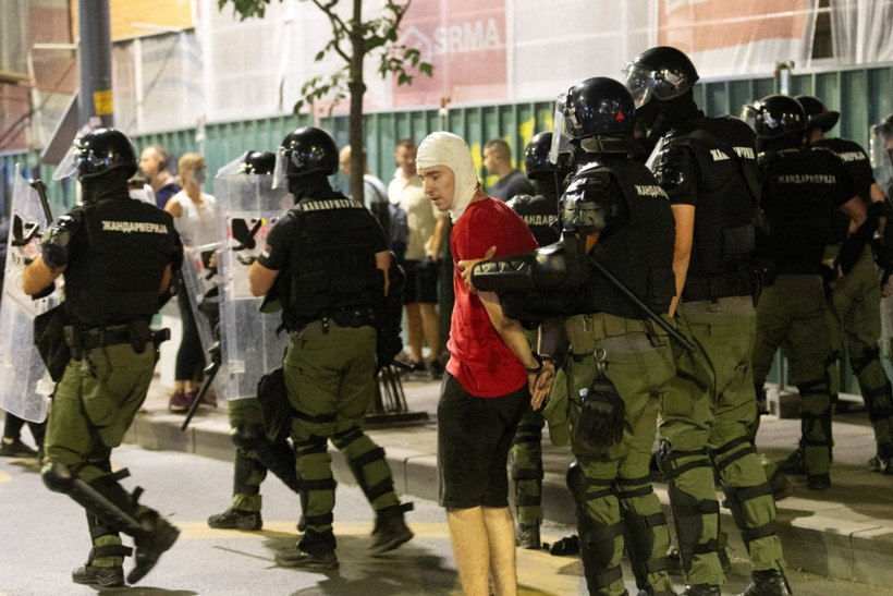 Sırbistan'da meydanlar savaş alanına döndü: Onlarca yaralı ve gözaltı var - Resim: 10