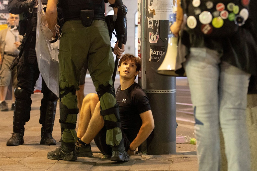 Sırbistan'da meydanlar savaş alanına döndü: Onlarca yaralı ve gözaltı var - Resim: 7