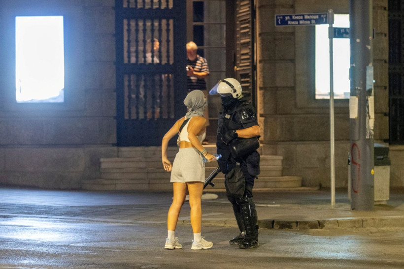 Sırbistan'da meydanlar savaş alanına döndü: Onlarca yaralı ve gözaltı var - Resim: 6