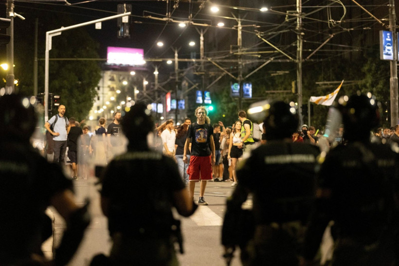 Sırbistan'da meydanlar savaş alanına döndü: Onlarca yaralı ve gözaltı var - Resim: 11
